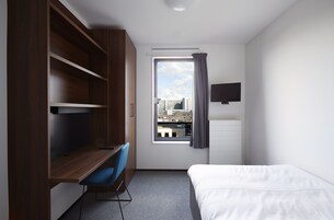 Standard egyágyas szoba | Íróasztal, laptophoz jól használható munkafelület és sötétítőfüggöny