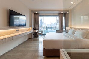 Deluxe Exclusive | Kylpyhuone | Ilmaiset hygieniatuotteet, hiustenkuivaaja, kylpytakit, tohvelit