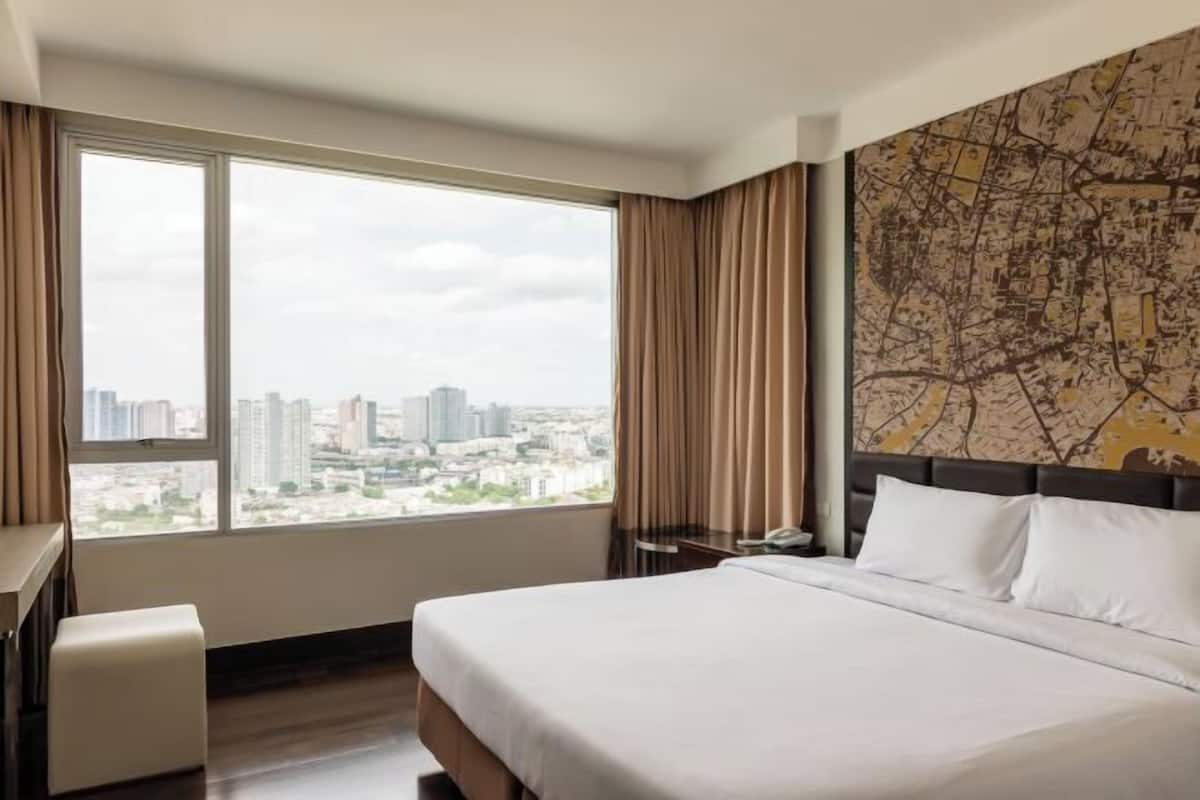3 bedrooms, in-room safe, desk, laptop workspace