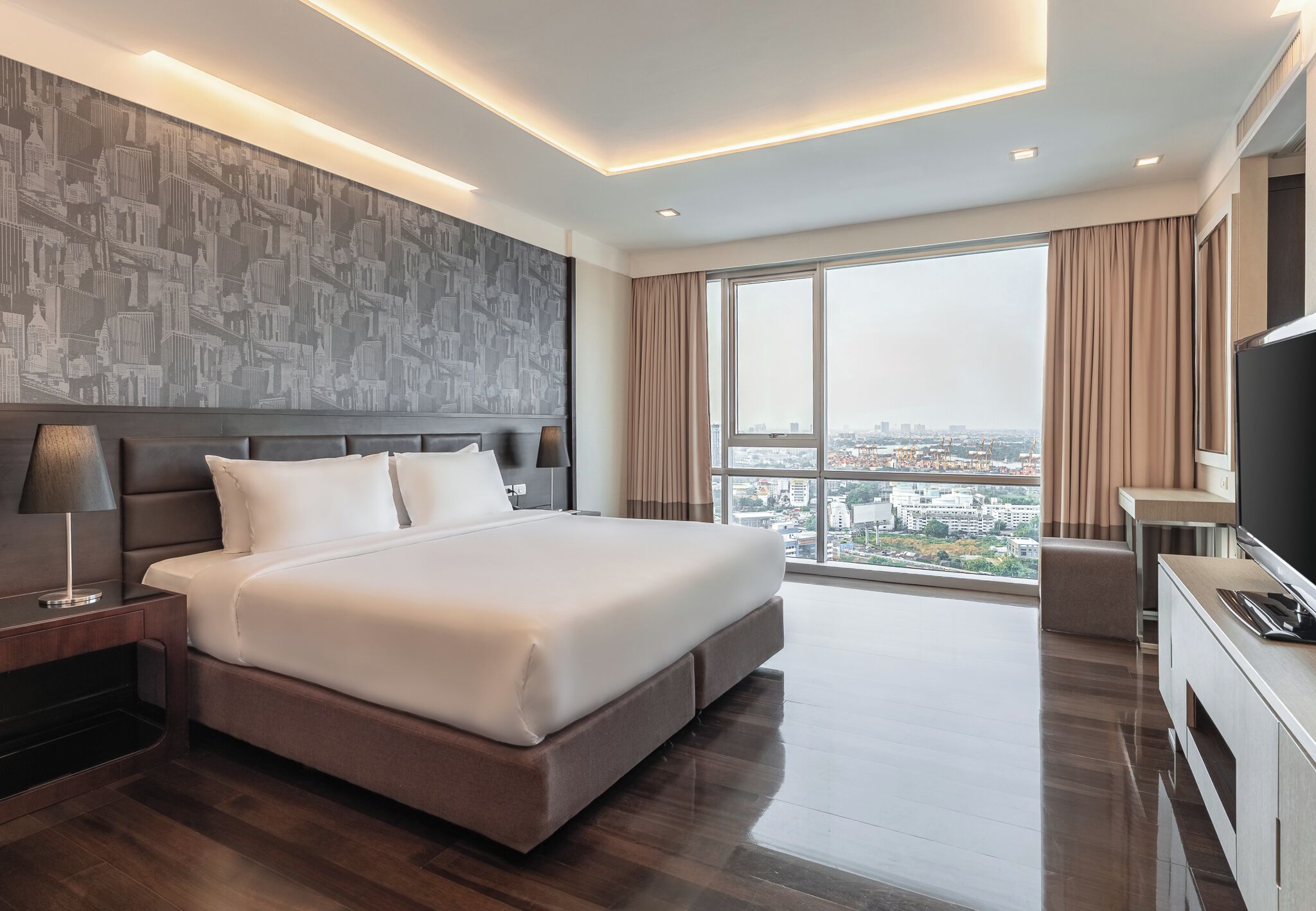 Una cassaforte in camera, una scrivania, postazione laptop