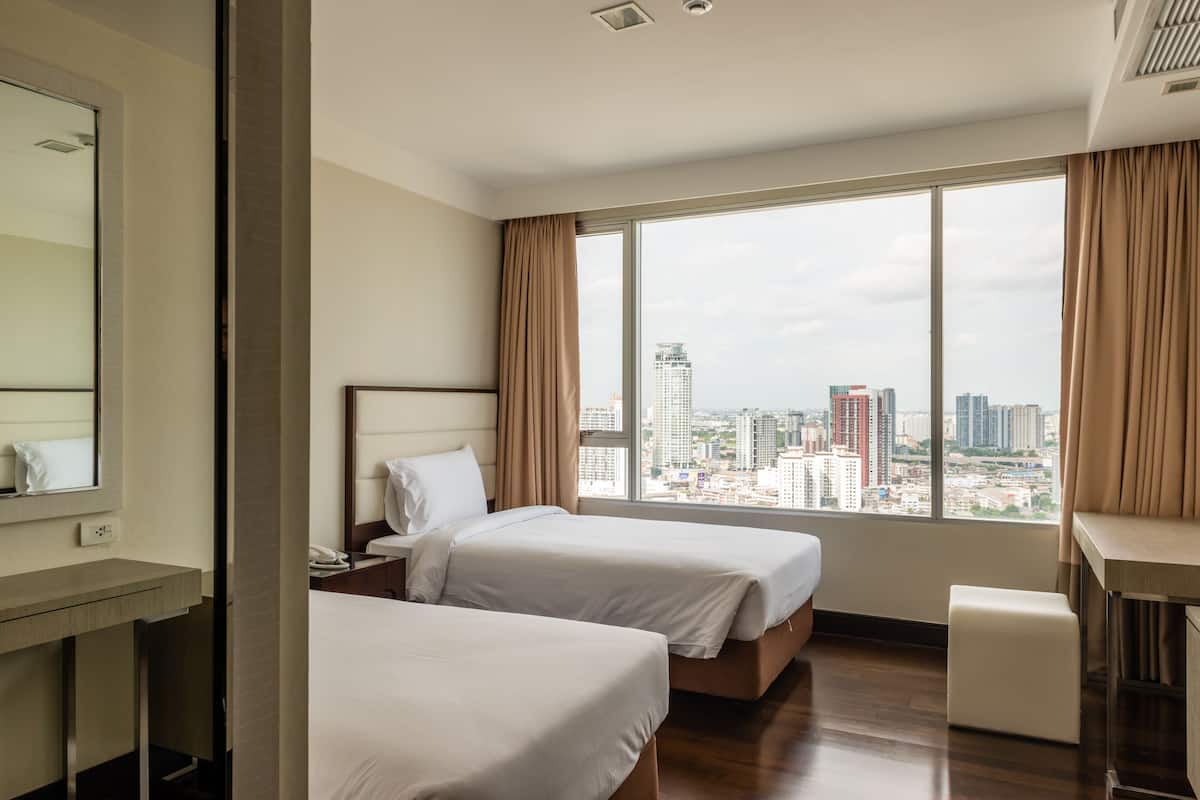Grande Suite 3 Bedroom | In-room safe, desk, laptop workspace, iron/ironing board