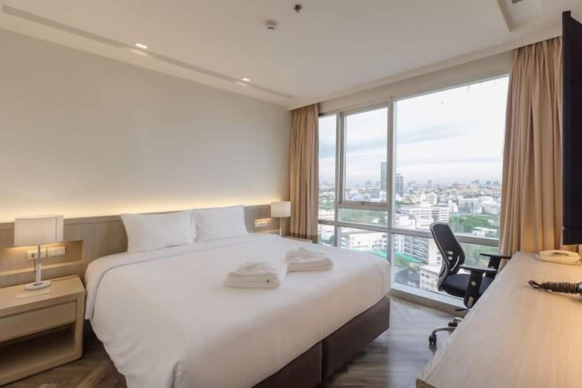 3 chambres, coffres-forts dans les chambres, bureau