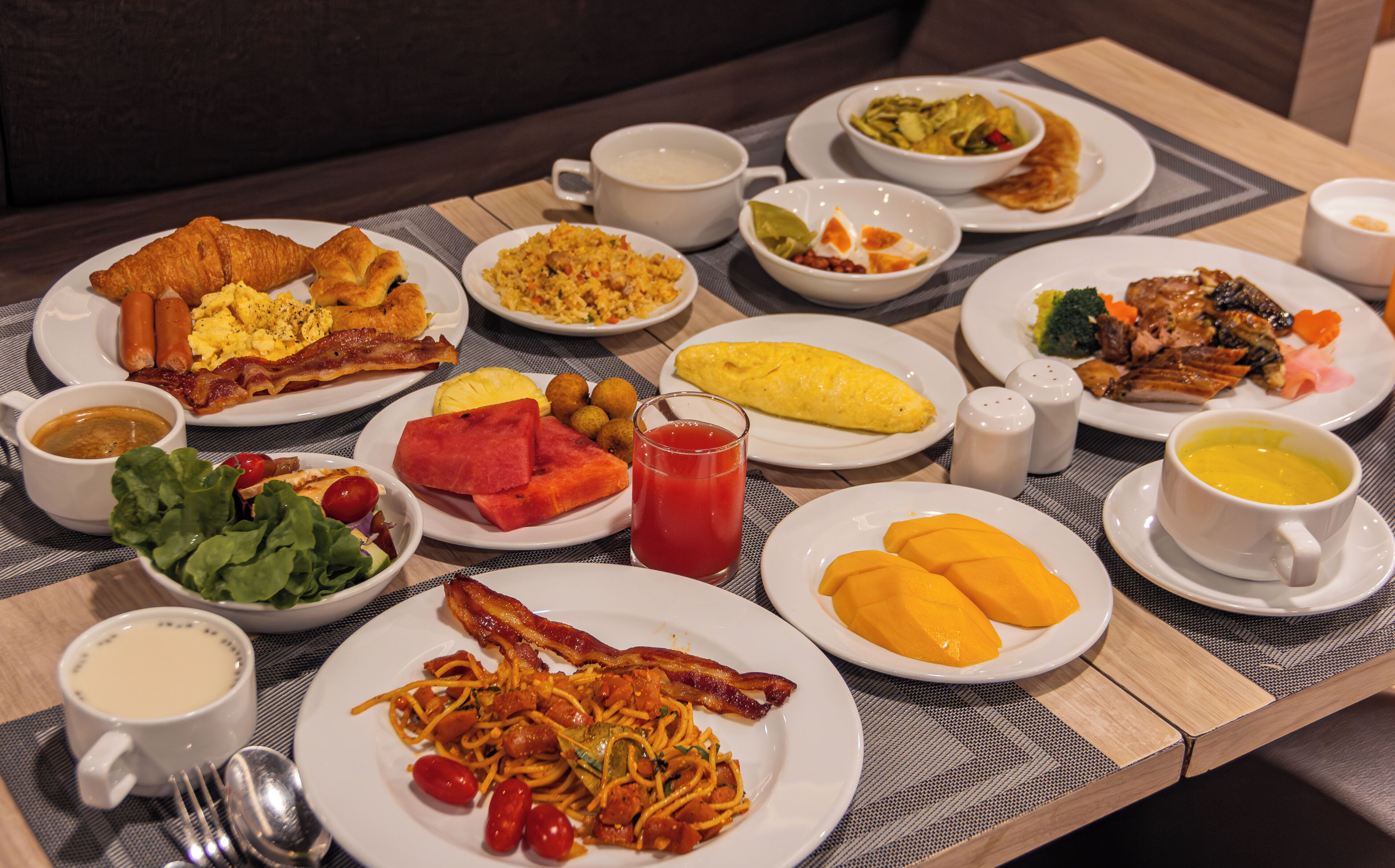 Un bufé de desayuno con diversos platos y bebidas.