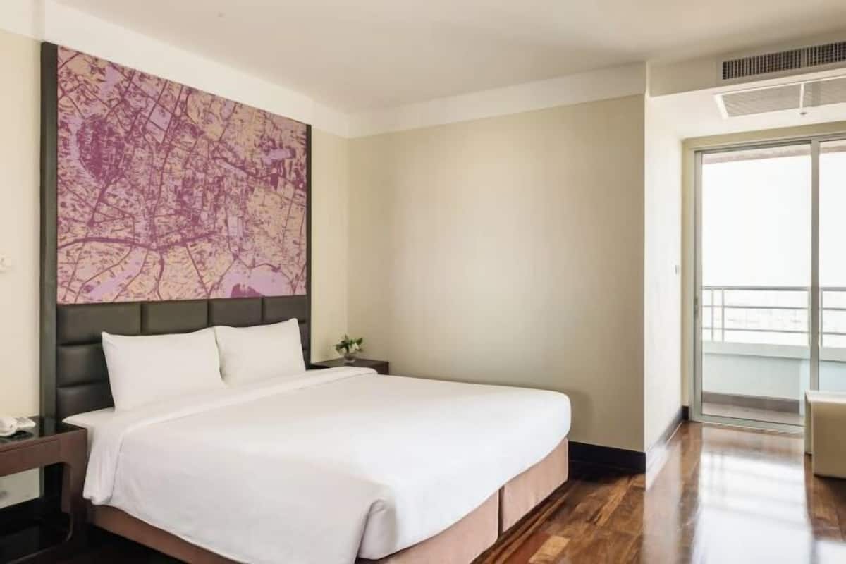 3 bedrooms, in-room safe, desk, laptop workspace