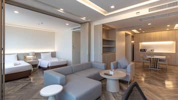 Jacuzzi Suite 2 Bedroom | Pengeskab på værelset, skrivebord, arbejdsområde til bærbare computere