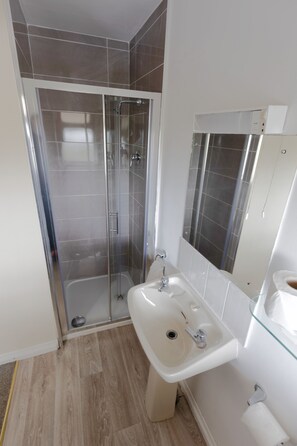 Shower, free toiletries, hair dryer, towels - Killarney View House B&B (Killarney)