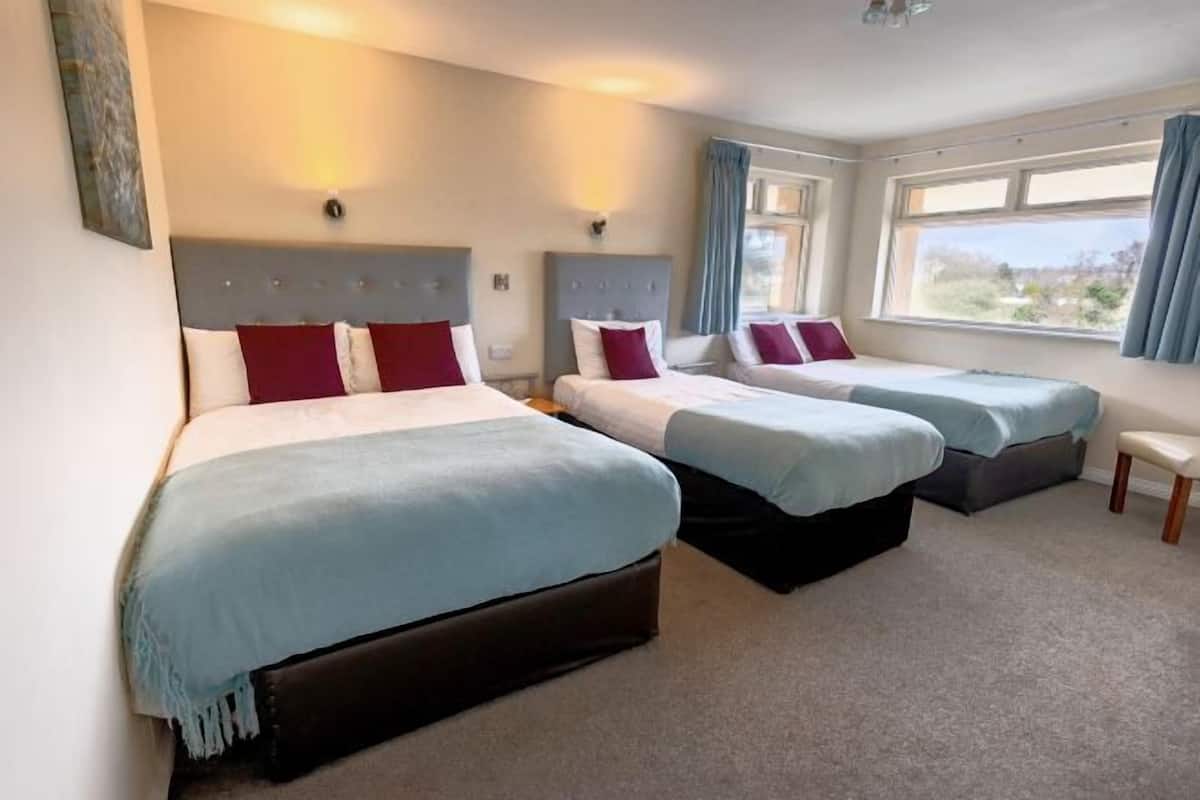 WiFi, individually decorated, individually furnished, bed sheets