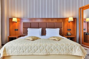 Habitación doble | Ropa de cama de alta calidad, minibar, caja fuerte y escritorio