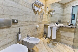 샤워 시설, 무료 세면용품, 헤어드라이어, 목욕가운