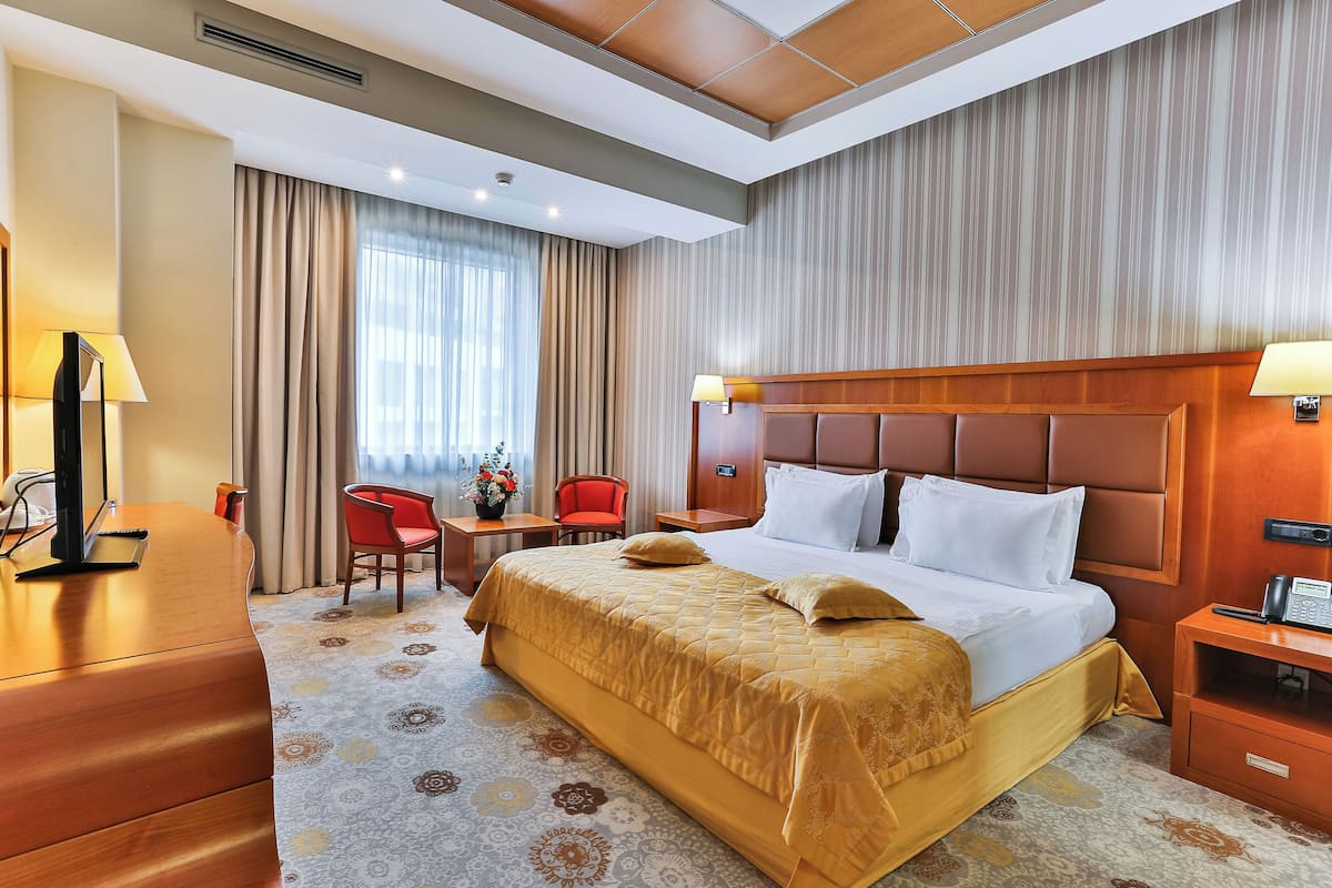 Luxe beddengoed, een minibar, een kluis op de kamer, een bureau