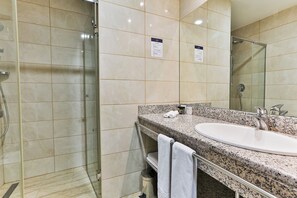 Ducha, artículos de tocador gratuitos, secador de pelo, batas