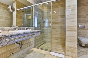 Shower, free toiletries, hair dryer, bathrobes - KINGS PARK HOTEL (Podgorica)