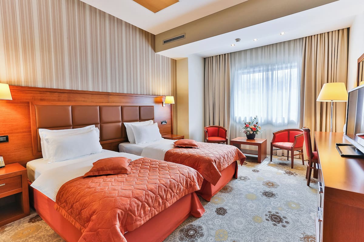 Twin kamer | Luxe beddengoed, een minibar, een kluis op de kamer, een bureau