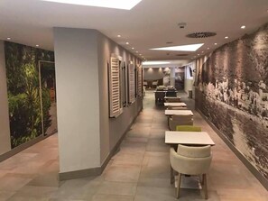 Breakfast, lunch and dinner served - Hotel Castellastva (Petrovac)