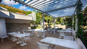 Breakfast, lunch and dinner served - Hotel Castellastva (Petrovac)