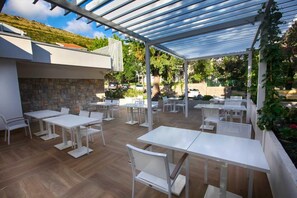 Breakfast, lunch and dinner served - Hotel Castellastva (Petrovac)