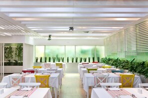Breakfast, lunch and dinner served - Hotel Castellastva (Petrovac)