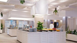 Breakfast, lunch and dinner served - Hotel Castellastva (Petrovac)