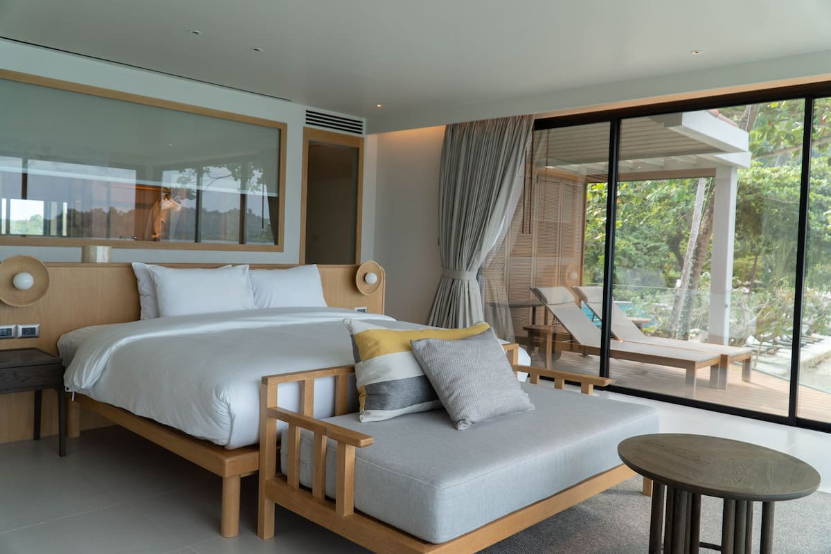 Reserve Suites | Minibar, in-room safe, desk, free WiFi