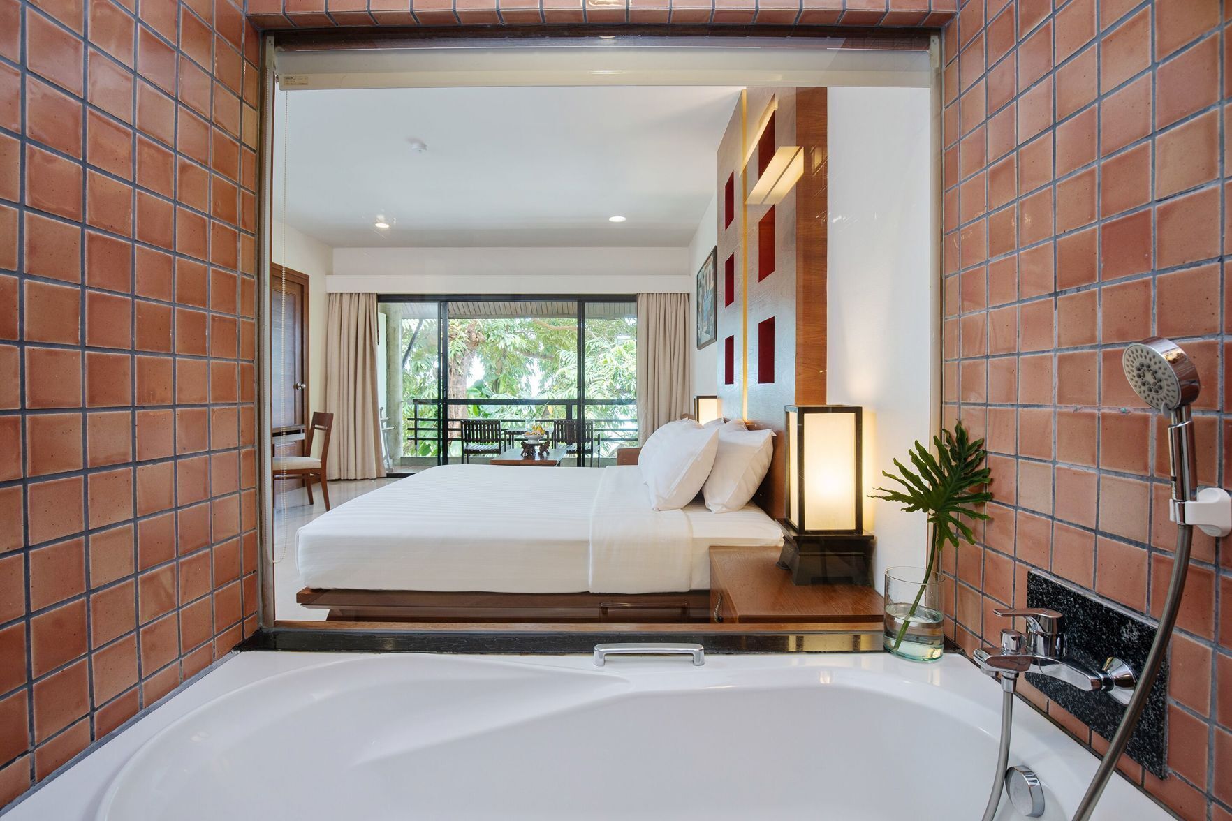 Minibar, coffres-forts dans les chambres, bureau, Wi-Fi gratuit