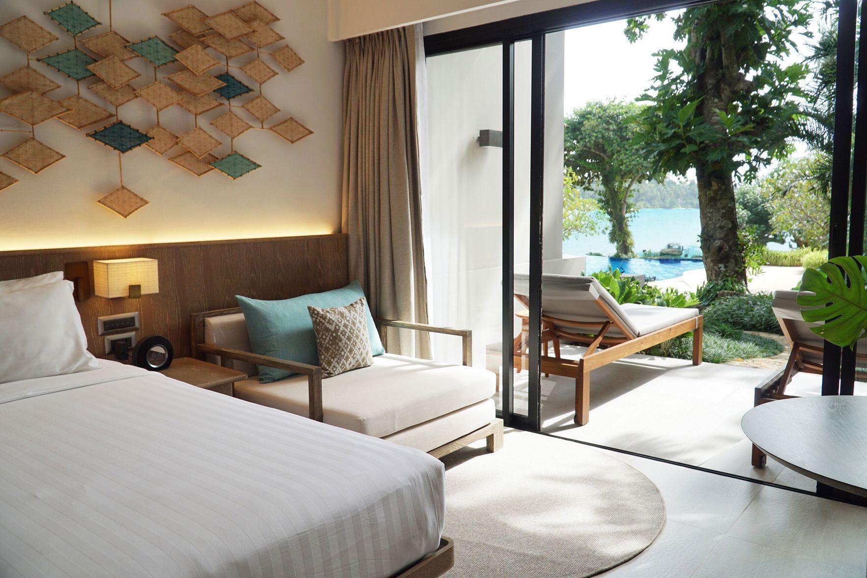 Minibar, coffres-forts dans les chambres, bureau, Wi-Fi gratuit