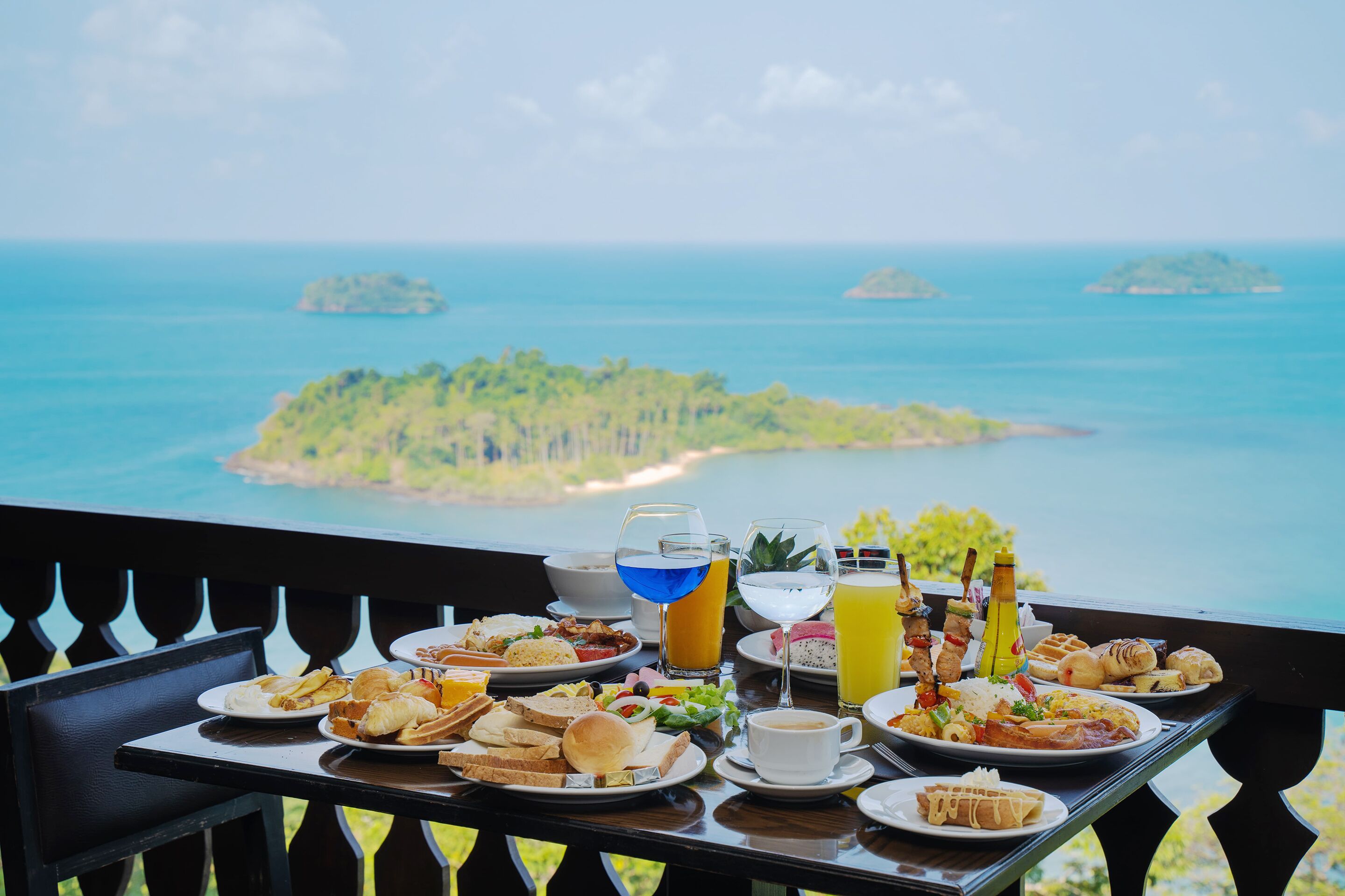 daily buffet breakfast (thb 600 per person)