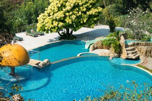 2 piscines extérieures, parasols, chaises longues