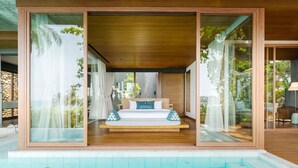 Pool Villa Suite | Minibar, safe på rommet, skrivebord og wi-fi (inkludert)