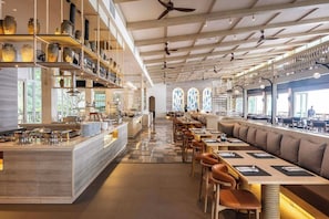 2 restaurants, servant le déjeuner et le dîner; cuisine internationale