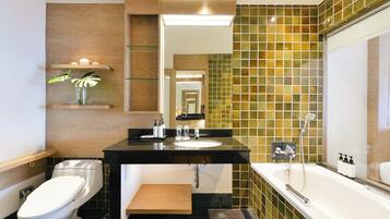 Un baño moderno con inodoro, lavamanos y bañera.