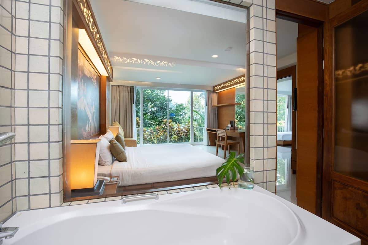 deluxe family room | 1 bedroom, minibar, in-room safe, desk