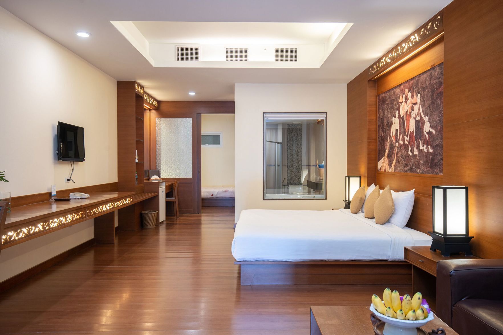 Minibar, in-room safe, desk, free WiFi