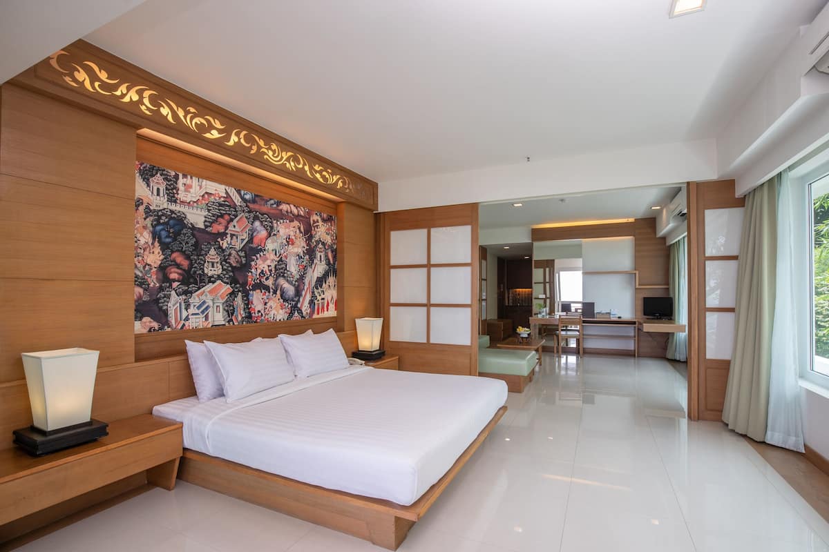 Panorama Suites | Minibar, in-room safe, desk, free WiFi