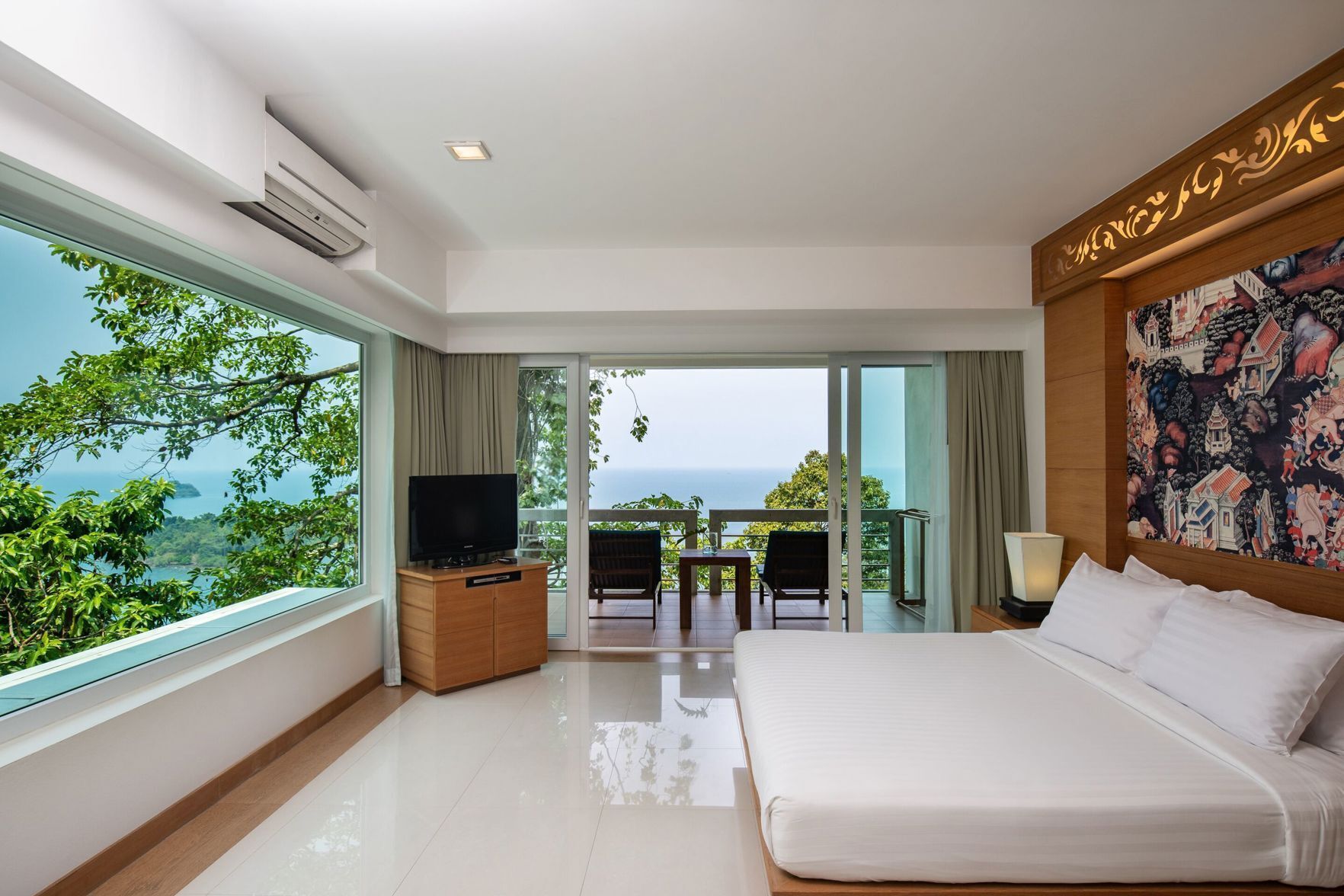 Minibar, coffres-forts dans les chambres, bureau, Wi-Fi gratuit