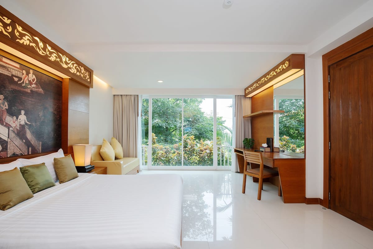 Deluxe Family Room | Minibar, in-room safe, desk, free WiFi