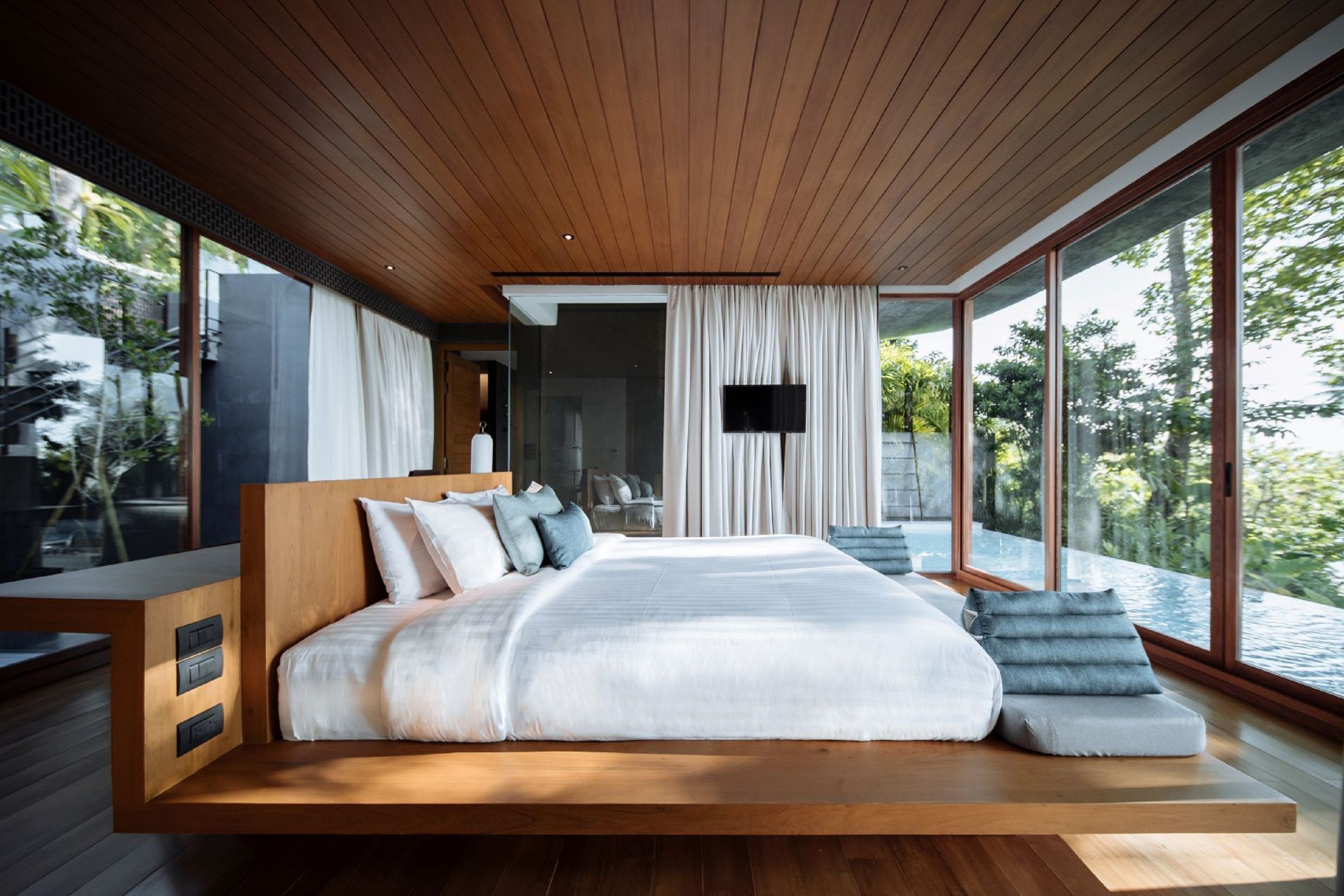 Minibar, coffres-forts dans les chambres, bureau, Wi-Fi gratuit