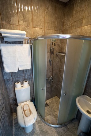 Een douche, een hydromassagedouche, gratis toiletartikelen