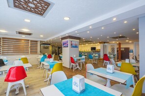 2 restauranter, lunsj og middag serveres, tyrkiske retter