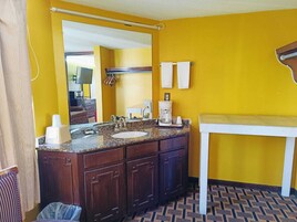 Bañera con ducha, artículos de tocador gratuitos, secador de pelo