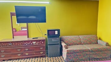 Suite - 2 King Bed Non-Smoking | 書桌、熨斗/熨衣板、免費無線上網、床單