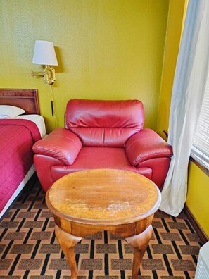 Desk, iron/ironing board, free WiFi, bed sheets - Victorian Inn (Athens)