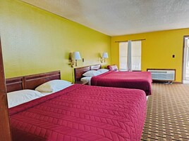 Escritorio, tabla de planchar con plancha, wifi gratis y ropa de cama