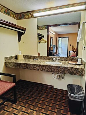 Suite - 2 King Bed Non-Smoking | Bathroom | Combined shower/bathtub, free toiletries, hair dryer, towels - Victorian Inn (Athens)