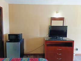 Escritorio, tabla de planchar con plancha, wifi gratis y ropa de cama