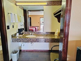 Bañera con ducha, artículos de tocador gratuitos, secador de pelo