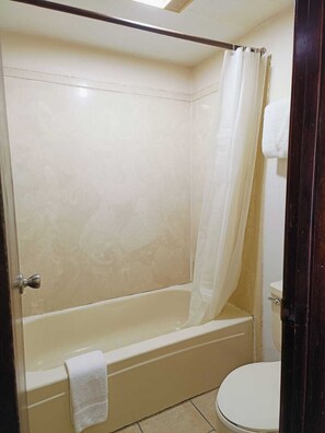 Ensemble baignoire-douche, articles de toilette (gratuits)