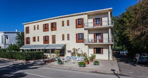 Front of property - evening/night - Hotel Sandalyon (San Teodoro)