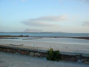 White sand, beach shuttle, sun loungers, beach umbrellas - Hotel Sandalyon (San Teodoro)