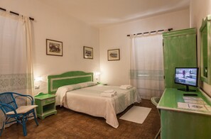 Minibar, in-room safe, desk, cribs/infant beds - Hotel Sandalyon (San Teodoro)