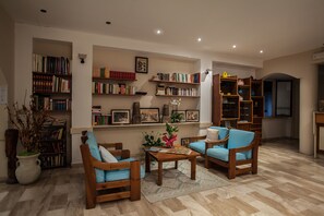 Lobby sitting area - Hotel Sandalyon (San Teodoro)